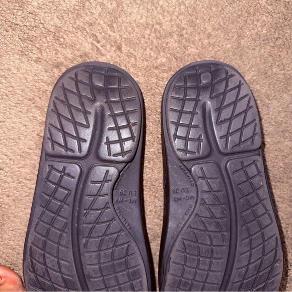 OOFOS UNISEX Black and Neon Green Flip-Flops Sandals - Picture 13 of 14